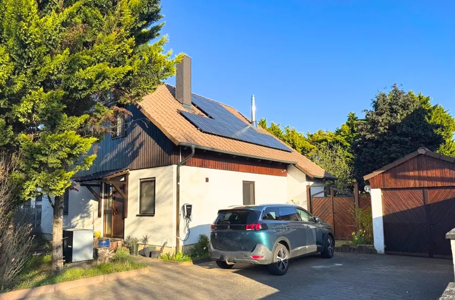Freistehendes Einfamilienhaus in Eich mit Garage